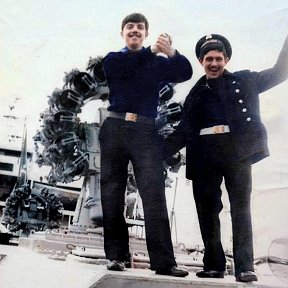 Фотография "ПКР Москва 1979 год. Справа моторист Лушников и я. Скоро ДМБ !"