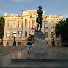 Фотография "Если жизнь тебя обманет,
Не печалься, не сердись!
В день уныния смирись:
День веселья, верь, настанет.

Сердце в будущем живет;
Настоящее уныло:
Всё мгновенно, всё пройдет;
Что пройдет, то будет мило.

Пушкин А.С."