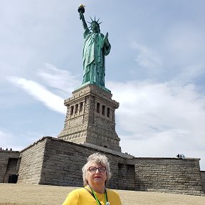 Фотография "30.03.19г. Нью_Йорк.На острове Статуи Свободы.Высота статуи(зеленая)46м.длина указ.пальца 2.5 метра."