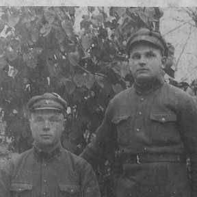 Фотография "Мой дед-Лукашов Осип Петрович(слева),призван в 1941г.,погиб в 1942 г."