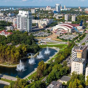 Фотография "«Поющие» фонтаны на прудах. С наступлением темноты струи воды «танцуют» под музыку и переливаются яркими цветами. Каскад из трёх разделенных дамбами искусственных водоёмов был построен в 1983 году к 125-летию Хабаровска. Автор фото - Gelio | Слава Степанов."