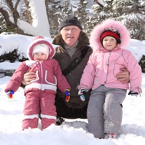 Фотография "12 лет тому назад... в снежную - на редкость - зиму)). С внучками: Машей и Дашей."