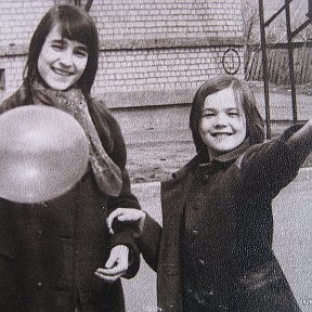 Фотография "Я с сестренкой 1 МАЯ 1973г."