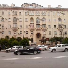 Фотография "Баку.....Проспект Строителей дом 40!!! слева от арки жил Я бельэтаж....сдаётся в наём сейчас....была турфирма...."
