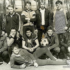 Фотография " Я(лежу),и это мне в кайф! МЛТИ.1988 год.Сборная факультета по футболу."
