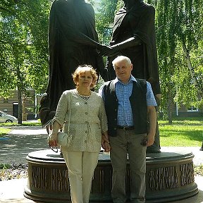 Фотография "г. Омск. Театральная сквер . У памятника Петру и  Февронии муромским"