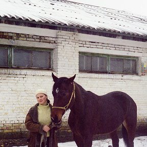 Фотография "Я и Сегерс на фоне конюшни Карпинского. Февраль 1997г.

Фото Е. Ярош"