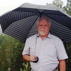 Фотография ""Главней всего - погода в доме..."  А остальное можно уладить ... с помощью зонта!"  
Михаил Бобров На вершине Бобрового Лога в день своего 73-х летия."