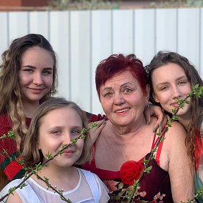 Фотография "я  и мои три  внучечки  2022год"