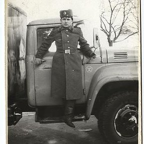 Фотография "Я в дни службы в красной армии, на пороге своей хлебовозочки."