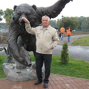 Фотография "C мишкой от Зураба Церетели в дар на 1000 лет Ярославля."