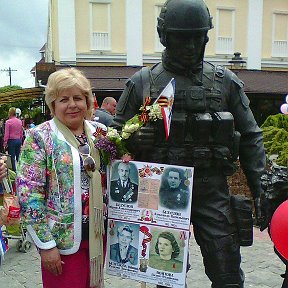 Фотография "9 мая 2017 г., после участия в марше "Бессмертного полка" в Симферополе, возле скульптуры "Вежливые люди""