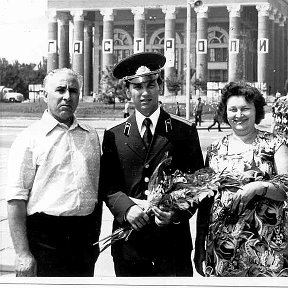 Фотография "1978 год . Выпуск. Папа,мама и брат."