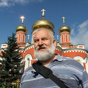 Фотография "Я - Михаил Хаустов - в саду Знаменского 160-летнего собора Барнаула.
29 июля 2017"