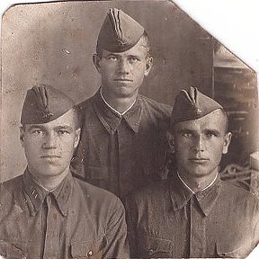 Фотография "Отец Леонов Владимир Федотович во время войны (в центре)"