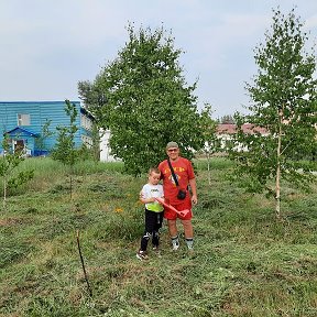 Фотография "с правнуком Мишей  на скошенном поле возле Храма ; Родной пос.Палатка, Хасынский р-н, Магаданская обл,-- 49 регион ,Жаркое Лето 2023 года,"