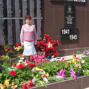 Фотография "У обелиска славы в День Победы"