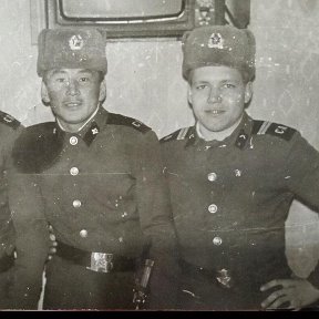 Фотография "Три богатыря в кубрике 23февраля1988г.Петропавловск-Камчатский, только прибыли из боевого задания, слева Шаман, в центре Тува и я - Будулай справа"