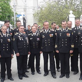 Фотография "9 мая 2010 года. Связисты ВМС Украины и ЧФ РФ. Я в первом ряду- крайний с права."
