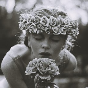 Фотография "После женщин, цветы — самые чудесные создания на земле. Кристиан Диор."
