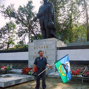 Фотография "У памятника участникам ВОВ!  2.08.2016г"