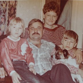 Фотография "Я  с мужем и детьми 1986 год."