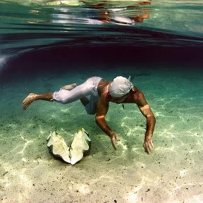 Фотография "нет на свете ни поэтов, ни художников, ни писателей. Есть ловцы, ныряльщики в вышину, искатели небесного жемчуга, которым изредка удается стянуть с неба на землю что-то стоящее."