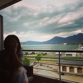Фотография "Швейцария. Кантон Вале. Июнь 2019. А за окном Женевское озеро, оно же Леман"