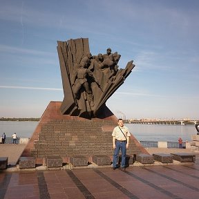 Фотография "Днепропетровск
У  памятника погибшим в Афгане"