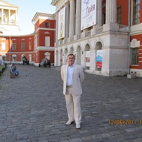 Фотография "Я у музея Революции на Тверской улице. Москва. 12 июня 2011 года."