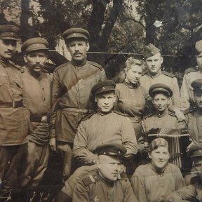 Фотография "На этом фото в верхнем ряду моя мама среди выздоравливающих бойцов. Апрель 1945 года. Первый Белорусский фронт"