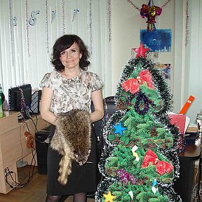 Фотография "На работе, у новогодней ёлки. 30 декабря 2010г."