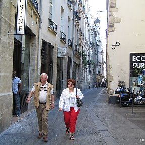 Фотография "Paris  2010 ...  Пускай года, как ласточки летят, зависит возраст женщины от духа: быть можно молодой и в пятьдесят, а можно жить и в двадцать, как старуха..."