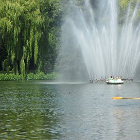 Фотография "вода бьет прямо когда подъезжаешь к фонтану и не обливает,"