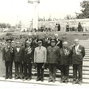 Фотография "Ветераны с офицерами ,земляками и поэтом И.Кашпуровым :второй слева в первом ряду."