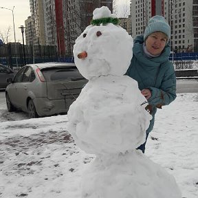 Фотография "Мы не просто так гуляем- мы снеговика ваяем !!!"