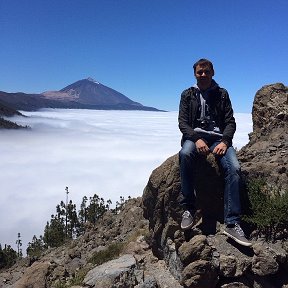 Фотография "Над облаками, вдали вудкан Тейде, лчередная точка маршрута. Высота 1900 метров"