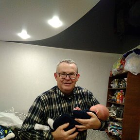 Фотография "Тимофей сегодня приехал в Валдай, первая фотка с дедом!"