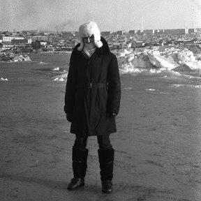 Фотография "Февраль 1974 года. Бухта Нагаева. Я на фоне Магадана."