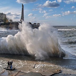 Фотография "В тот год набережную разбило штормом, на рейде затонул корабль с металлом"