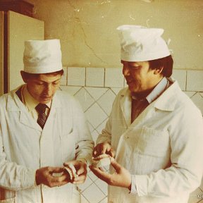 Фотография "Стоматологическая поликлиника 17с/х Сардоба. Я с Нурматом 1986 год."