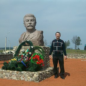 Фотография "Да  много  дел  наделал  этот  Человек.  Но  Я  сын  своих  родителей должен  помнить  30  -50  годы. Все  репрессии  все  лагеря  всю  СИБИРЬ"