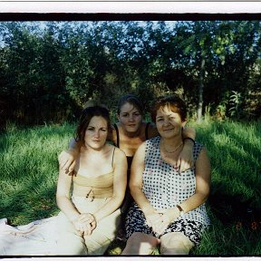Фотография "Я и мои девочки  Мы на природе лет 15 назад."