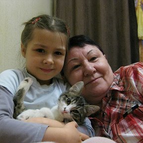 Фотография "Это мы с внучкой, а кошку зовут Бася."