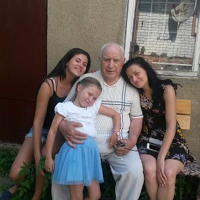 Фотография "Дедуля с внучками и правнучкой"