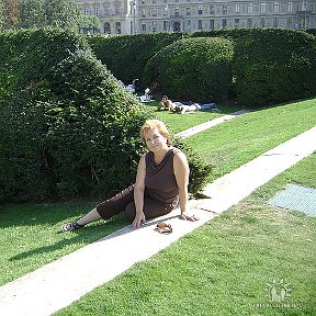 Фотография "В Париже зелень в парках и садах, на ней можно просто полежать. В саду Тюильри после ходьбы по Лувру."