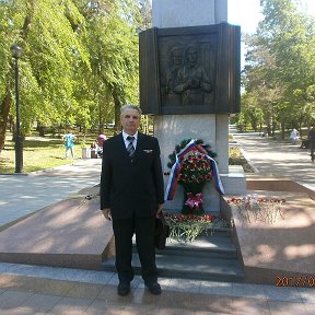 Фотография "Это  я,  стою  у  памятника  вонам  пограничникам."