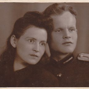 Фотография "Мои родители: мама Наталия Яковлевна и папа, Михаил Павлович Гущины. 1951 год. Это свадебное фото. Львов. Отец - участник Великой Отечественной войны."