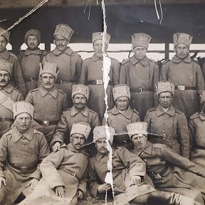 Фотография "Наш дед в царской армии . Крайний слева в последнем ряду ."