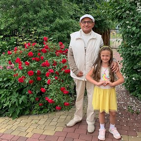Фотография "2023г. Беларусь. г.Барановичи (проживает более 180 тысяч человек). Мы с любимой внучкой Ангелинкой (7 лет) у куста красивых роз, на съёмной фазенде."